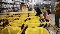 Bahkan saat ini anak dibawah umur 12 tahun belum boleh masuk bioskop. Untuk di Jakarta terdapat 81 pusat perbelanjaan yang memperbolehkan anak boleh masuk ke tempat tersebut salah satunya adalah Mal Artha Gading.