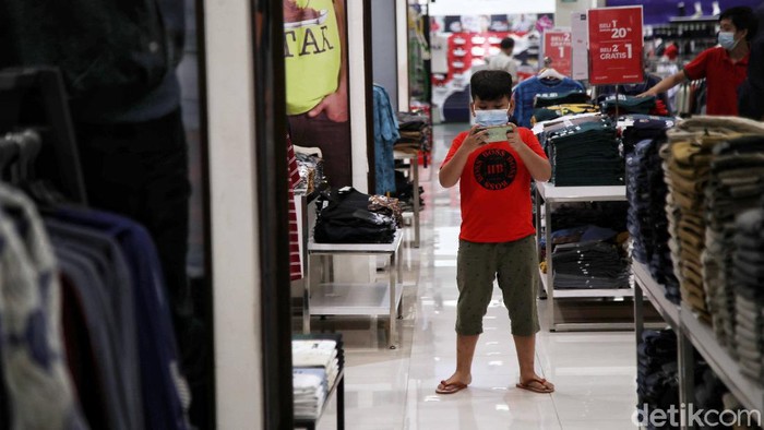 Aturan masuk mal selama masa PPKM level 3 Jawa-Bali kembali melakukan penyesuaian untuk anak di bawah 12 tahun. Salah satunya di Mall Artha Gading, Jakarta.