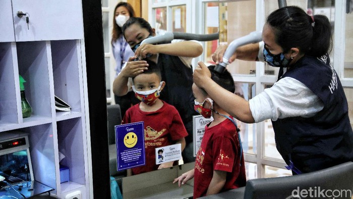 Aturan masuk mal selama masa PPKM level 3 Jawa-Bali kembali melakukan penyesuaian untuk anak di bawah 12 tahun. Salah satunya di Mall Artha Gading, Jakarta.