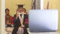 Sebanyak 494 wisudawan mengikuti proses wisuda dari rumah, salah satunya merupakan polisi wanita yaitu AKBP Vivick Tjangkung.