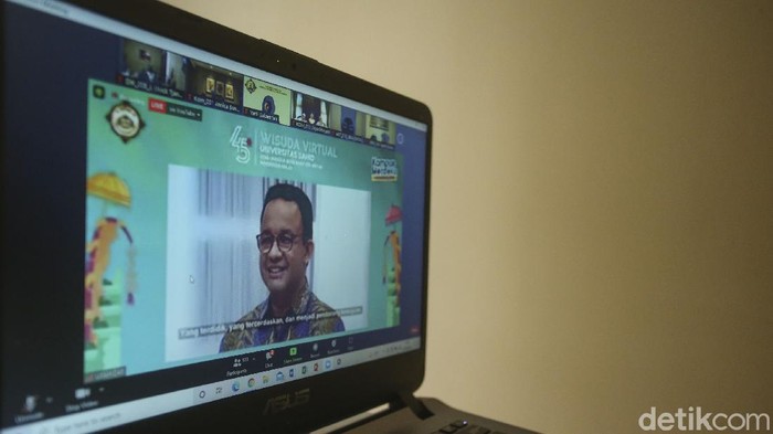 Masih PPKM Level 3, Kampus Jakarta Lakukan Wisuda Online Mengurasi resiko penularan COVID-19 hingga kerumunan, mahasiswa dan mahasiswi Universitas Sahid mengikuti wisuda online dari rumah, begini potretnya.