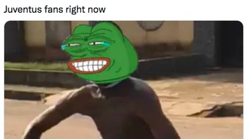 Penggemar Juventus sekarang seperti meme ini. Muka Hulk tapi badannya kurus. Foto: (Twitter)