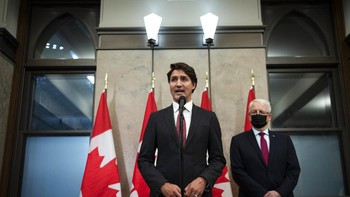 Beberapa jam setelah Meng Wanzhou terbang pulang China, PM Kanada Justin Trudeau mengumumkan 2 WN Kanada dibebaskan dan sedang dalam perjalanan pulang bersama Dubes Kanada untuk China Dominic Burton. Foto: Associated Press