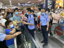 Bos Huawei Dibebaskan, Warga China Tumpah Ruah Menyambut di Bandara