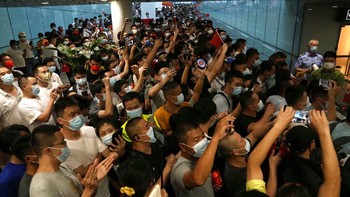 Mereka pun sangat bersemangat begitu mendengar pengumuman Meng sudah tiba di bandara. Foto: Associated Press