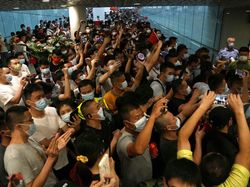 Bos Huawei Dibebaskan, Warga China Tumpah Ruah Menyambut di Bandara