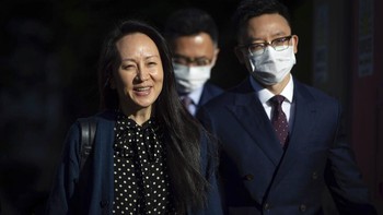 Meng tampak tersenyum bersama timnya, di mana ia pasti sudah mendengar kabar akan dibebaskan. Penangkapan Meng menyita perhatian luas karena ia sosok sangat penting dan putri dari pendiri Huawei, Ren Zhengfei. Sebaagai balasan, China pun menangkap warga Kanada dengan tuduhan mata-mata. Foto: Associated Press