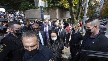 Meng pun langsung naik Air China dari Kanada tujuan Shenzhen, China, demikian diberitakan AFP. Sebelumnya, Meng telah menghabiskan tiga tahun terakhir sebagai tahanan rumah di Vancouver, Kanada. Foto: Associated Press