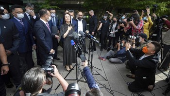 Pembebasan Meng adalah hasil negoisasi bolak-balik antara Amerika - Kanada - China. Dari hasil negoisasi ini, China juga melepaskan 2 WN Kanada dari tahanan atas tuduhan spionase yaitu pengusaha Michael Spavor dan mantan diplomat Michael Korvig. : Associated Press