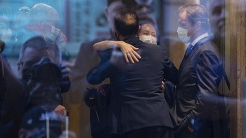 Meng memeluk salah satu tim pengacaranya. Hidup saya jungkir balik. Ini sungguh momen yang mengganggu untuk saya. Tapi semua ada hikmahnya. Saya tidak akan lupa doa semua orang dari seluruh dunia, kata Meng. Foto: Associated Press