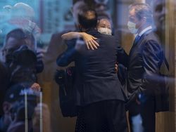 Bos Huawei Dibebaskan, Warga China Tumpah Ruah Menyambut di Bandara