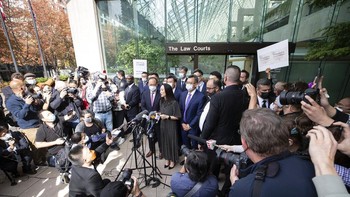 Meng memberikan keterangan pers pada wartawan yang sudah menyemut. Foto: Associated Press