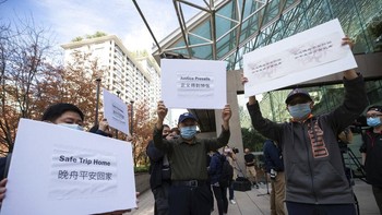 Para pendukung Meng membentangkan poster dukungan kepadanya di luar gedung pengadilan. Foto: Associated Press