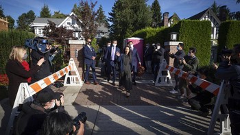 Meng Wanzhou meninggalkan rumahnya di Vancouver, tempat dia menjadi tahanan rumah selama hampir tiga tahun.Wanzhou ditangkap di Vancouver International Airport, Kanada, pada Desember 2018 atas permintaan Amerika Serikat. Associated Press