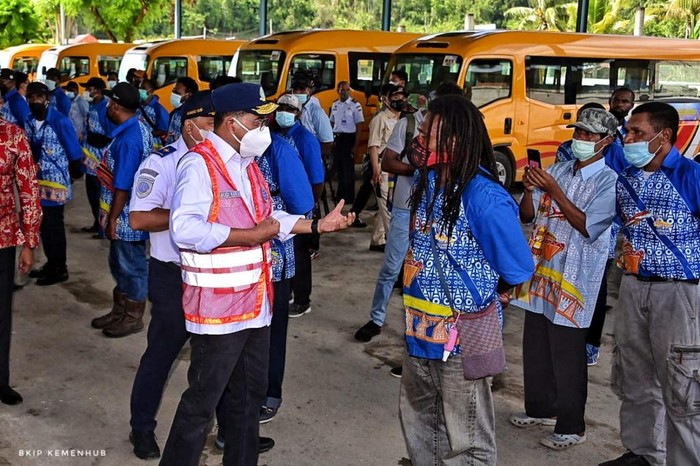 Menhub Cek Bus di Papua