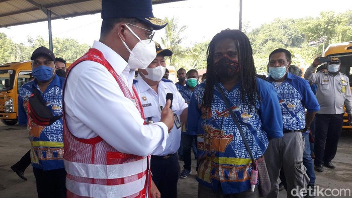 Menteri Perhubungan (Menhub) Budi Karya Sumadi menjajal bus untuk angkutan PON XX Papua. (Wilpret/detikcom)