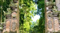 Di dalam kawasan wisata.