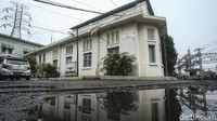 Perusahaan kereta api swasta Bataviaasch Ooster Spoorweg Maatschappij (BOSM) meresmikan Stasiun Meester Cornelis bersamaan pembukaan jaringan kereta api Batavia (Jakarta)-Meester Cornelis (Jatinegara)-Bekasi pada tanggal 31 Maret 1887. Karena menghadapi masalah keuangan, pada tahun 1889 jaringan kereta Batavia-Bekasi dibeli oleh perusahaan kereta api negara Staatsspoorwegen (SS).