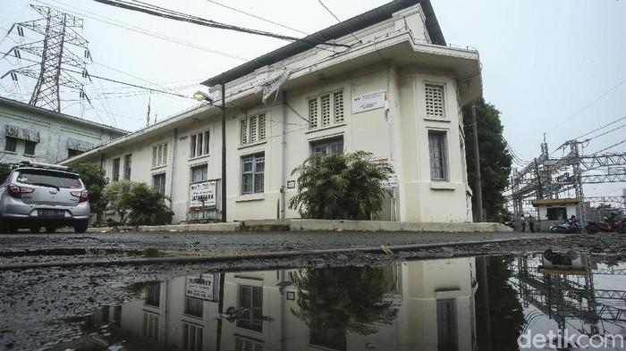 Dibalik kemegahan Stasiun Jatinegara sekarang, ternyata stasiun ini menyimpan sejarah dan tampilan lamanya lho, begini potretnya!