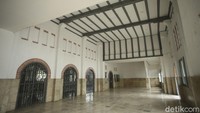 Ada beberapa pendapat terkait nama Jatinegara. Pertama, karena di daerah tersebut terdapat banyak hutan jati. Kedua, Jatinegara mengacu kepada negara sejati yang dipopulerkan oleh Pangeran Jayakarta. Perubahan nama tersebut pun berdampak terhadap perubahan nama stasiun, yakni Stasiun Jatinegara.