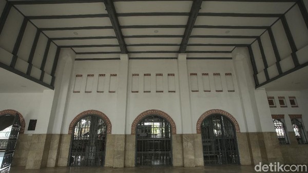 Stasiun Jatinegara telah ditetapkan sebagai bangunan cagar budaya yang terdaftar di Kementerian Kebudayaan dan Pariwisata dengan nomor registrasi RNCB.19990112.02.000503 berdasarkan Peraturan Menteri Kebudayaan dan Pariwisata Nomor: PM.13/PW.007/MKP/05 dan Keputusan Menteri Pendidikan dan Kebudayaan No. 011/M/1999. Stasiun Jatinegara telah ditetapkan sebagai bangunan cagar budaya yang terdaftar di Kementerian Kebudayaan dan Pariwisata dengan nomor registrasi RNCB.19990112.02.000503 berdasarkan Peraturan Menteri Kebudayaan dan Pariwisata Nomor: PM.13/PW.007/MKP/05 dan Keputusan Menteri Pendidikan dan Kebudayaan No. 011/M/1999.