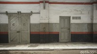 Stasiun Jatinegara merupakan salah satu stasiun yang akrab juga dengan masyarakat. Lokasinya yang strategis dengan pasar, Stasiun Jatinegara juga menjadi penengah untuk warga Bekasi melintas ke wilayah Jakarta dengan cara naik kereta.
