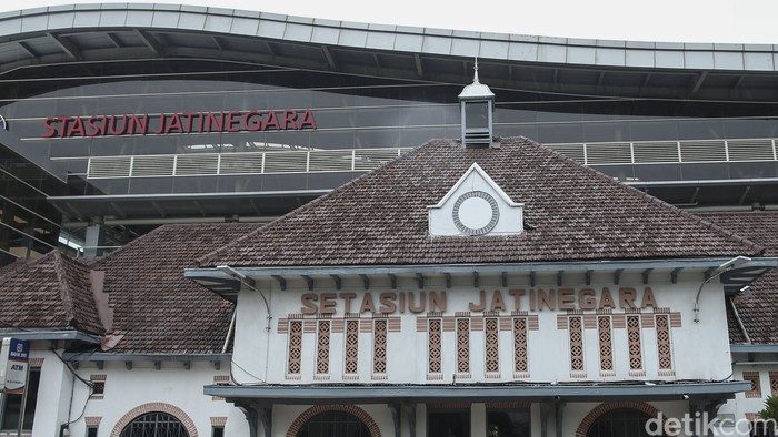 Dibalik kemegahan Stasiun Jatinegara sekarang, ternyata stasiun ini menyimpan sejarah dan tampilan lamanya lho, begini potretnya!