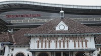 Bangunan Stasiun Jatinegara sekarang adalah bangunan kedua yang dibangun. Dulunya, Stasiun Jatinegara berada 600 meter dari lokasi yang sekarang.