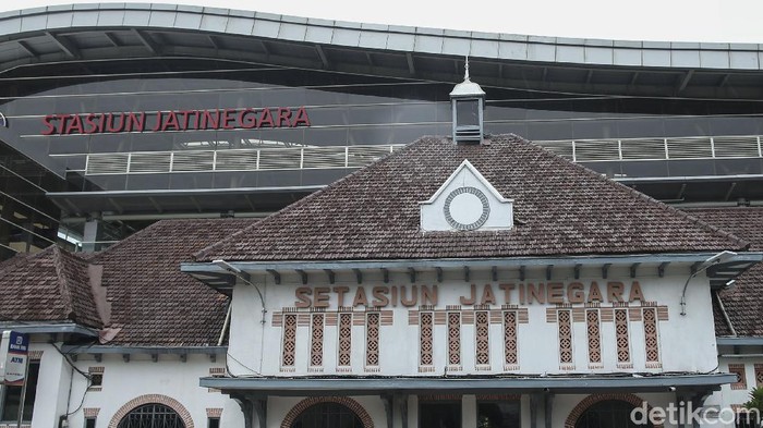 Dibalik kemegahan Stasiun Jatinegara sekarang, ternyata stasiun ini menyimpan sejarah dan tampilan lamanya lho, begini potretnya!