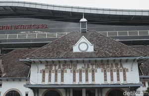 Menyusuri Wajah Lama Stasiun Jatinegara