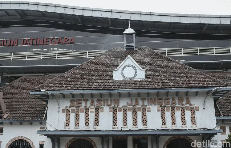 Menyusuri Wajah Lama Stasiun Jatinegara