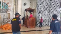 Polrestabes Makassar dibantu Bidlapfor Polda Sulsel tengah melakukan pendalaman TKP.