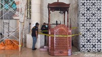 Polisi sudah melakukan olah TKP dan memasang garis polisi di sekitar mimbar Masjid Raya Makassar.