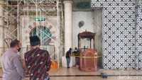 Petugas sekuruti masjid yang melihat aksi pelaku sempat melakukan pengejaran, tapi pelaku berhasil kabur.
