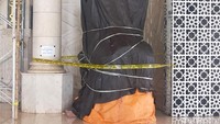 Selain dipasangi garis polisi, mimbar Masjid Raya Makassar juga ditutupi terpal.