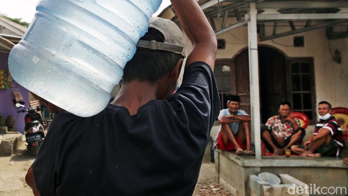 Bagi sebagian warga Kampung Kedung Ringin, Sukawangi, Kabupaten Bekasi, air bersih merupakan barang mewah. Krisis air bersih berlangsung selama bertahun-tahun.