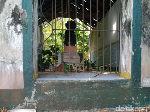 Sebuah makam kuno di Desa Glagahwangi, Kecamatan Polanharjo, Klaten, dikenal warga sebagai milik Mbah Kutut. Namun, sosoknya dan kisahnya masih misteri.