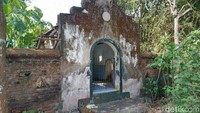 Meski berada di lokasi terpencil, sebuah makam kuno di Desa Glagahwangi, Kecamatan Polanharjo, Klaten, Jawa Tengah dikenal banyak warga sebagai milik Mbah Kutut. Sayang, meski makamnya banyak dikenal orang, tapi sosok dan kisah tentang Mbah Kutut masih misterius.