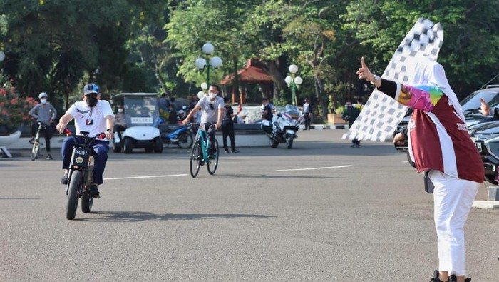 Momen Gowes Santai LaNyalla Bersama Senator di DPR Ketua DPD RI, AA LaNyalla Mahmud Mattalitti, mengajak seluruh senator untuk terus mengayuh untuk melakukan Amandemen UUD 1945 bisa tercapai.