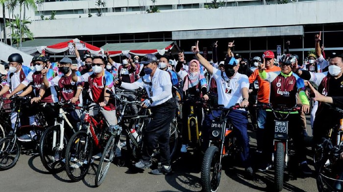 Momen Gowes Santai LaNyalla Bersama Senator di DPR Ketua DPD RI, AA LaNyalla Mahmud Mattalitti, mengajak seluruh senator untuk terus mengayuh untuk melakukan Amandemen UUD 1945 bisa tercapai.