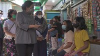 Saat dialog dengan warga, Puan mendapat keluhan dari warga yang banyak kehilangan pekerjaan dan anak-anak mereka jenuh karena harus belajar daring.