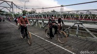 Jembatan Bantar membentang di atas Kali Progo dan menghubungkan dua kapanewon yaitu Sentolo di Kulon Progo dan Sedayu di Bantul. Jembatan sepanjang 180 meter, lebar 5 meter, dan tinggi 25 meter ini mulai dibangun pada masa kolonial Belanda, tepatnya tahun 1917.