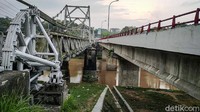 Pada tahun 1916, Ir Verhoog dan Ir Jurgensen West dari Burgerlijek Openbare Werken (Dinas Pekerjaan Umum-Yogyakarta), merancang sebuah jembatan gantung dengan teknologi paling modern pada zamannya. Bentuk desain jembatan adalah jembatan gantung karena Sungai Progo yang lebar dan sering banjir, sehingga tiang pancang jembatan cukup dua pilar saja agar tidak bisa diterjang banjir.