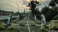 Pembangunan Jembatan Bantar yang dimulai pada 1917, sempat terhenti karena harga baja saat itu meroket pasca Perang Dunia I. Pembangunan akhirnya dilanjutkan pada 1928 dan selesai 1929. Adapun baja-baja untuk jembatan dibuat di Pabrik Werkspoor, Utrech, Belanda. Baja-baja tadi kata Indroyono diangkut dari Belanda dengan kapal laut dan tiba di Pelabuhan Cilacap pada April 1928. Kemudian diangkut dengan kereta api hingga tiba di Stasiun Sentolo dan Sedayu.