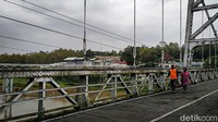 Jembatan Bantar menyimpan sejarah tentang pertempuran antara pasukan TNI dengan para penjajah Belanda. Peristiwa itu terjadi 3 tahun setelah Kemerdekaan RI 17 Agustus 1945 dan disebut Agresi militer Belanda II.