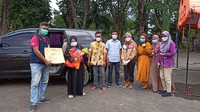 Dengan wajah ceria, SU menggendong bayinya meninggalkan zona merah RSLI, menuju gerbang dekontaminasi. Kesemuanya dilakukan strerilisasi untuk menghindari potensi menempelnya virus COVID-19 di baju, pakaian dan barang-barang yang dikenakan selama masa penyembuhan. 