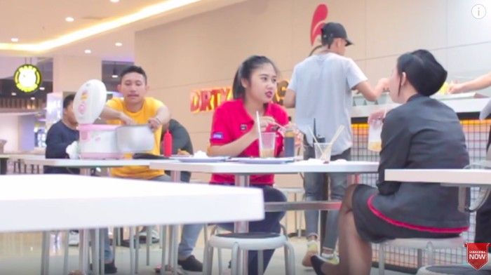 Pantang Malu! Orang-orang Ini Bawa Rice Cooker Isi Nasi Agar Hemat Makan di Restoran