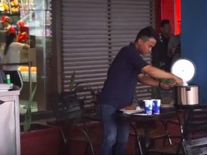 Pantang Malu! Orang-orang Ini Bawa Rice Cooker Isi Nasi Agar Hemat Makan di Restoran
