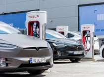 Tesla cs Tahan Diri Genjot Produksi Mobil Listrik, Ini Alasannya