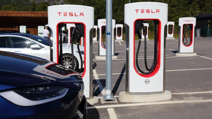 Pengisian baterai mobil listrik Tesla di Norwegia
